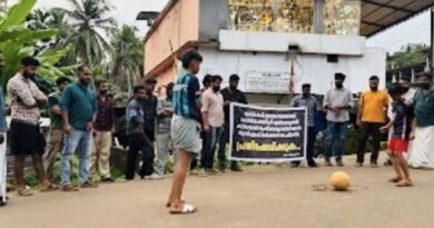 ലോകകപ്പ് സമയത്തെ ലോഡ്ഷെഡ്ഡിങ്: നരിക്കുനിയിലും കാക്കൂരിലും ഡിവൈഎഫ്ഐ പ്രതിഷേധം